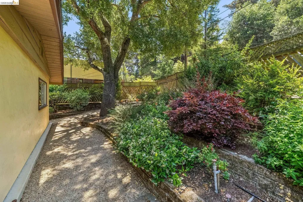 7200 Saroni Drive Oakland CA 94611