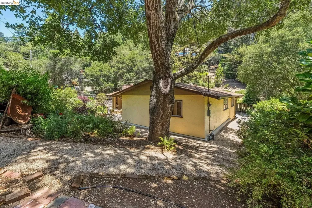 7200 Saroni Drive Oakland CA 94611
