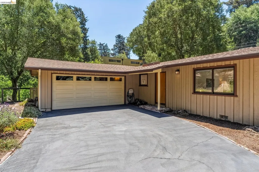 7200 Saroni Drive Oakland CA 94611