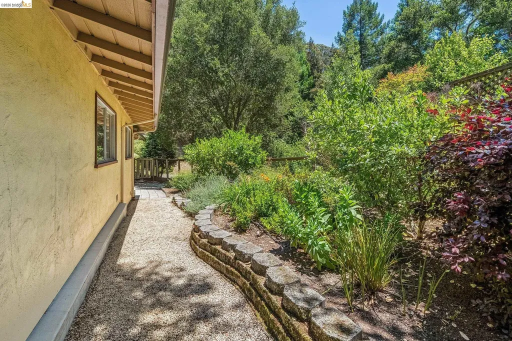 7200 Saroni Drive Oakland CA 94611