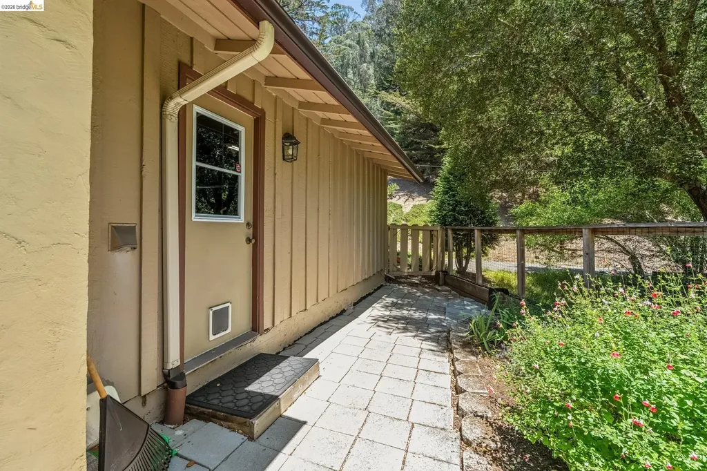 7200 Saroni Drive Oakland CA 94611