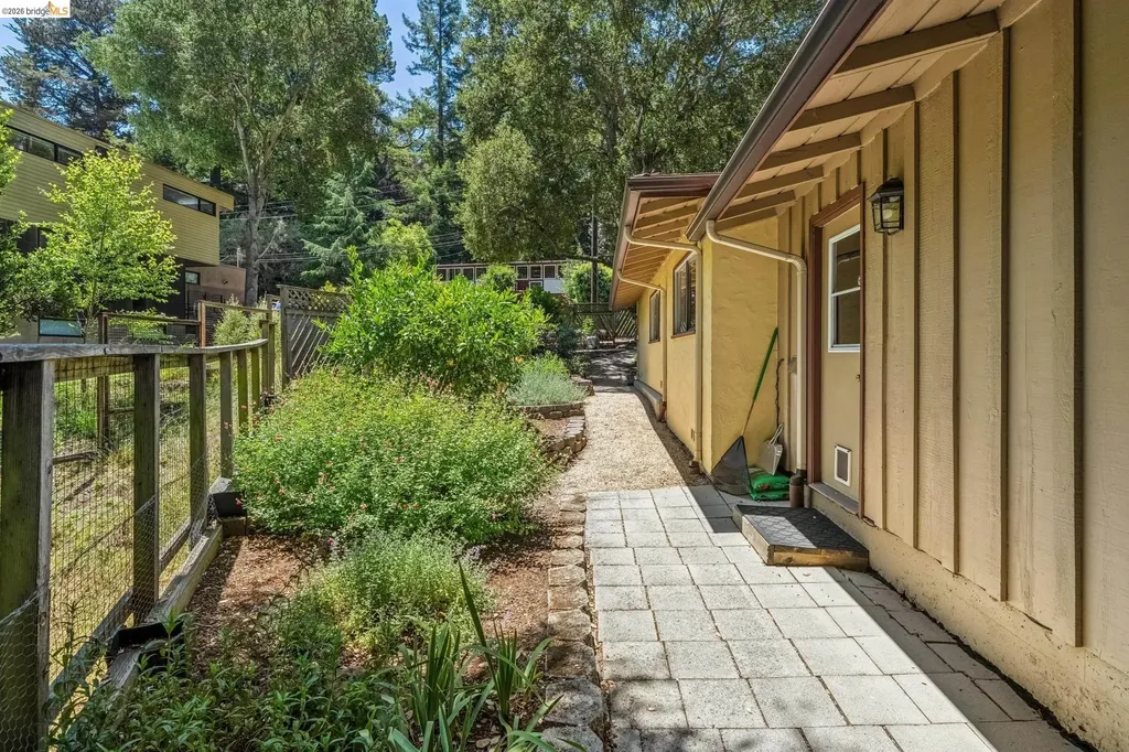 7200 Saroni Drive Oakland CA 94611