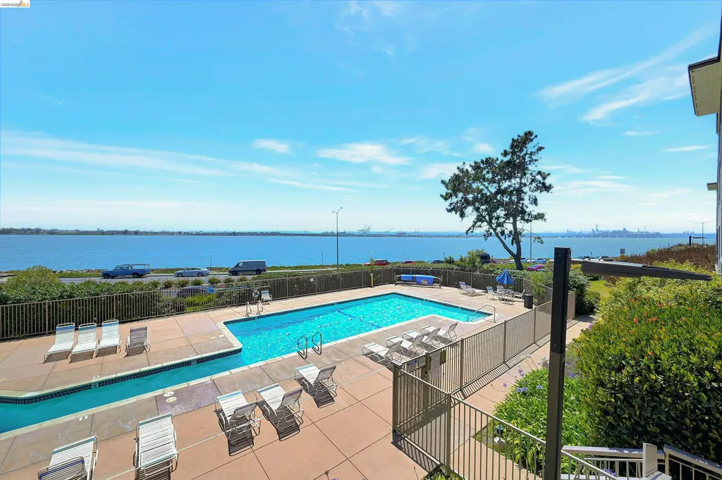 2 Commodore Drive Emeryville CA 94608