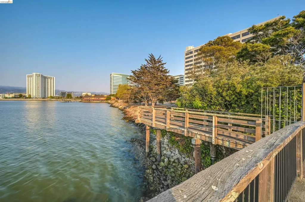 2 Commodore Drive Emeryville CA 94608