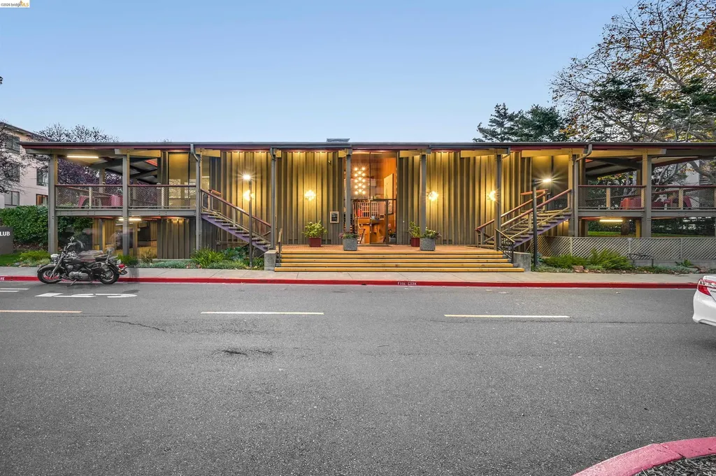 2 Commodore Drive Emeryville CA 94608
