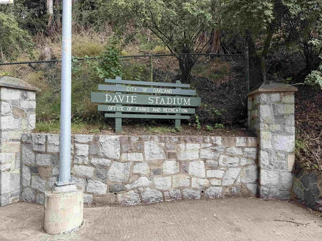 195 Oak Road Piedmont CA 94610