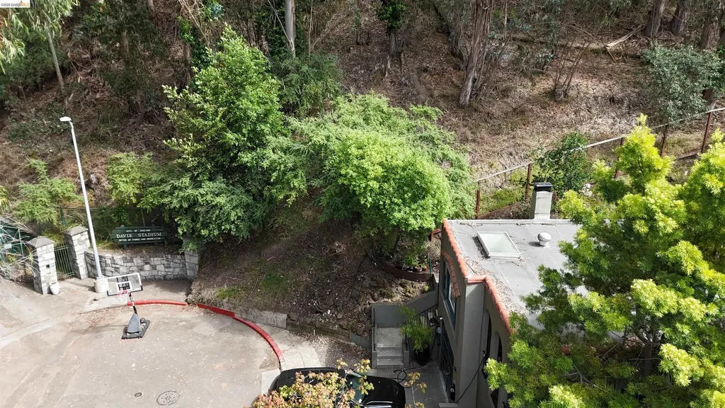 195 Oak Road Piedmont CA 94610