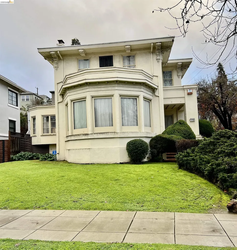 3788 Lakeshore Oakland CA 94610