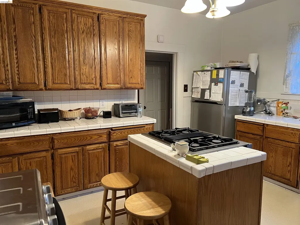 3788 Lakeshore Oakland CA 94610