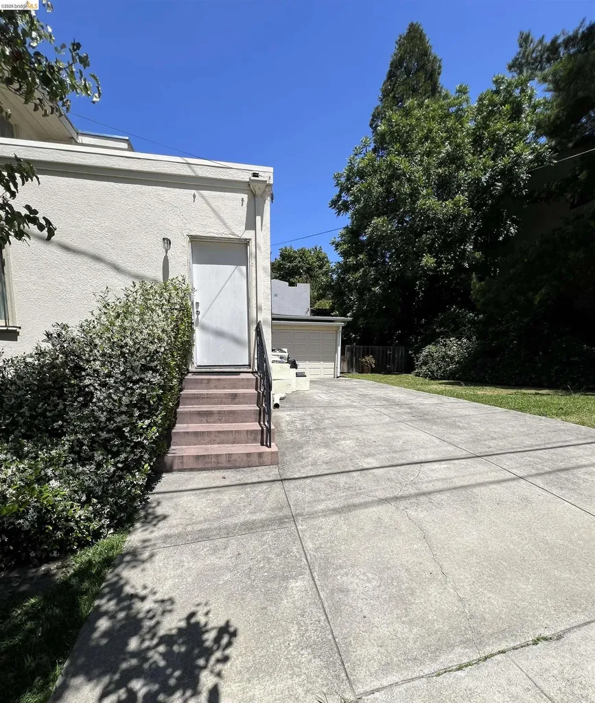 3788 Lakeshore Oakland CA 94610