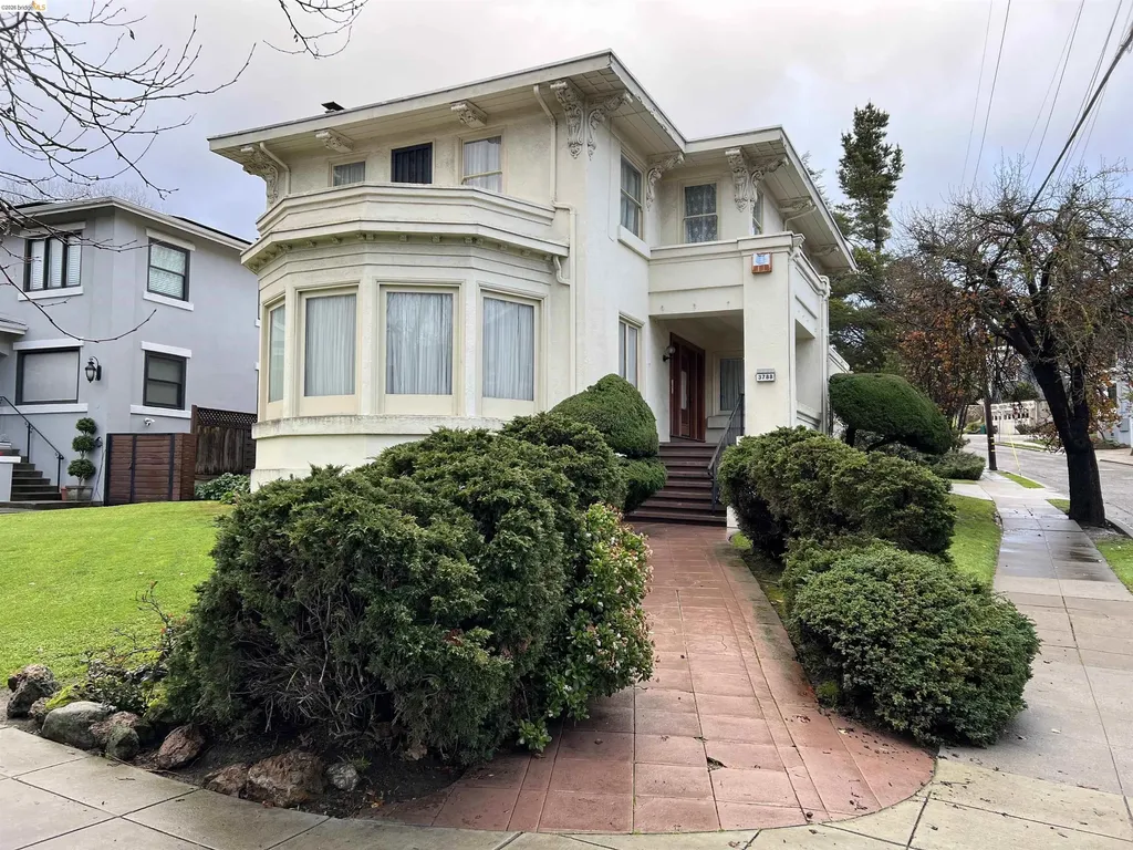 3788 Lakeshore Oakland CA 94610