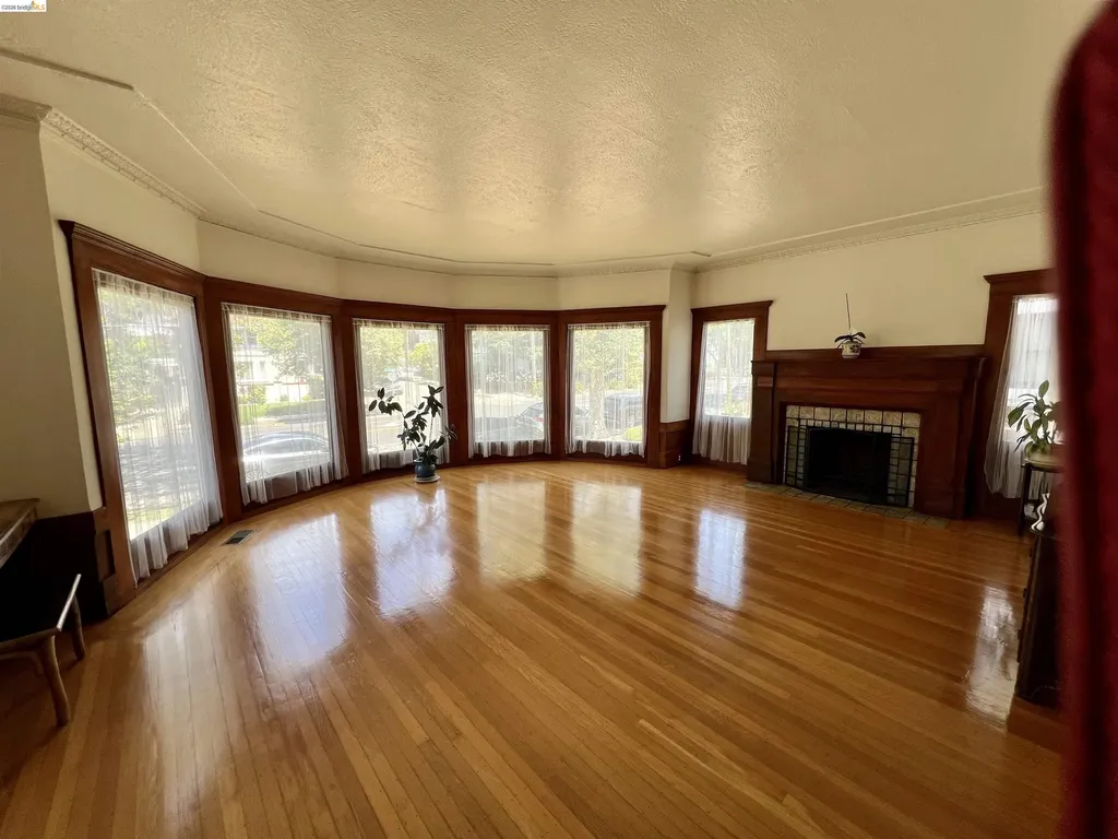 3788 Lakeshore Oakland CA 94610