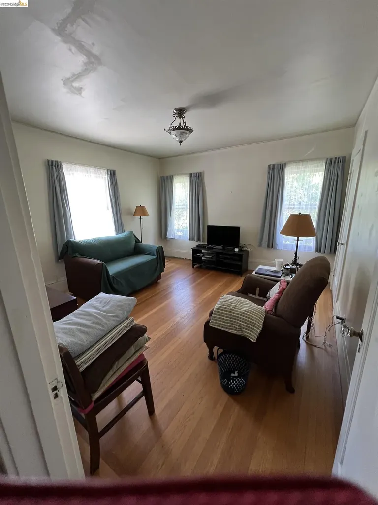 3788 Lakeshore Oakland CA 94610