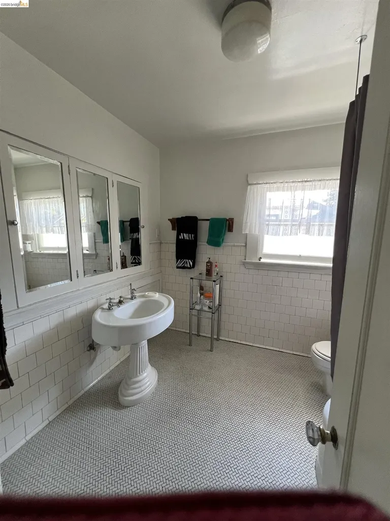 3788 Lakeshore Oakland CA 94610