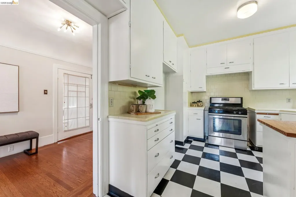 455 Lagunitas Avenue Oakland CA 94610