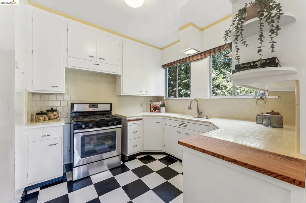 455 Lagunitas Avenue Oakland CA 94610