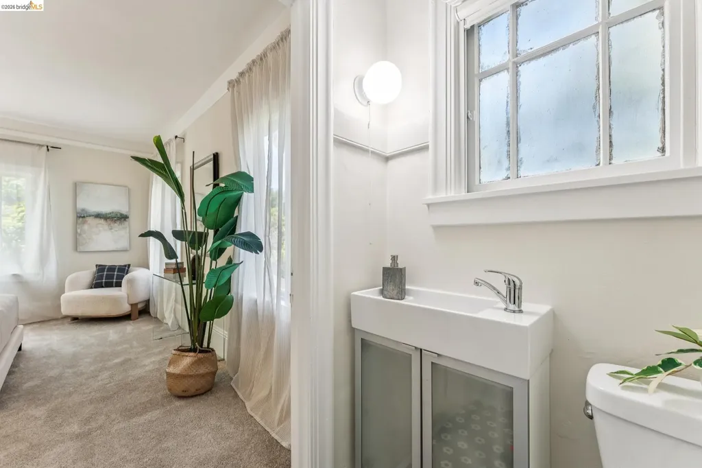 455 Lagunitas Avenue Oakland CA 94610