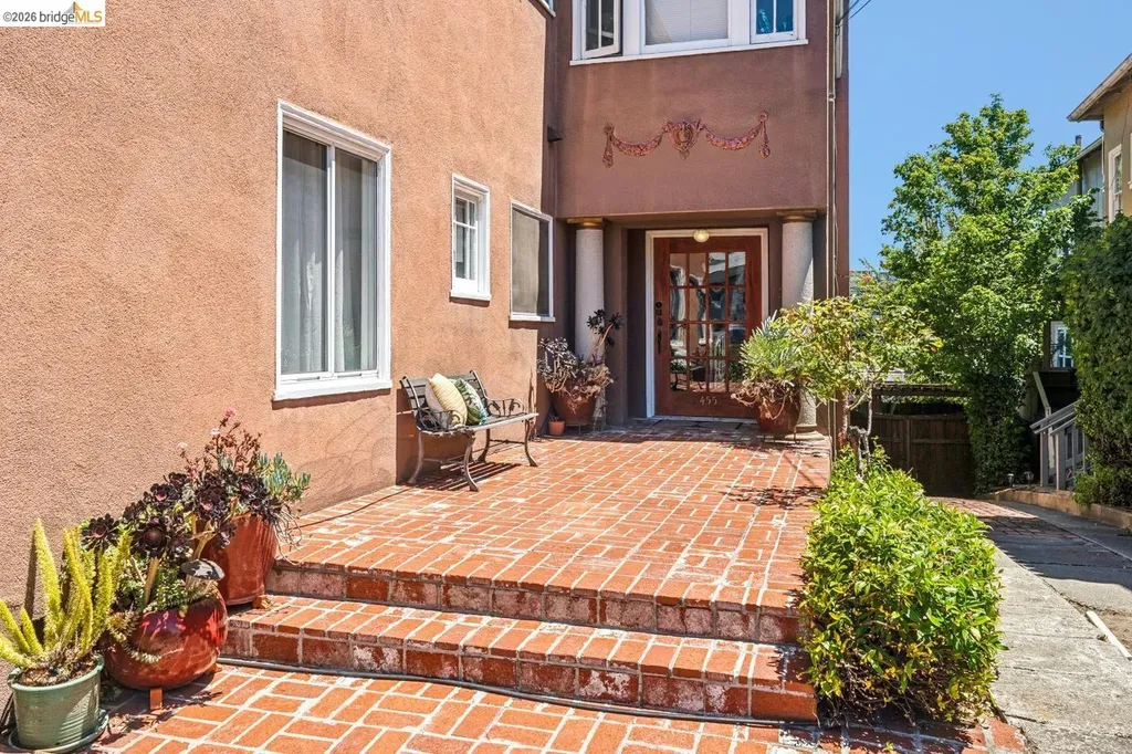 455 Lagunitas Avenue Oakland CA 94610