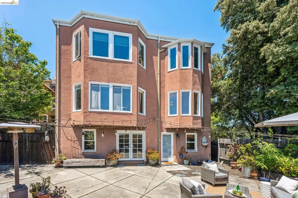 455 Lagunitas Avenue Oakland CA 94610