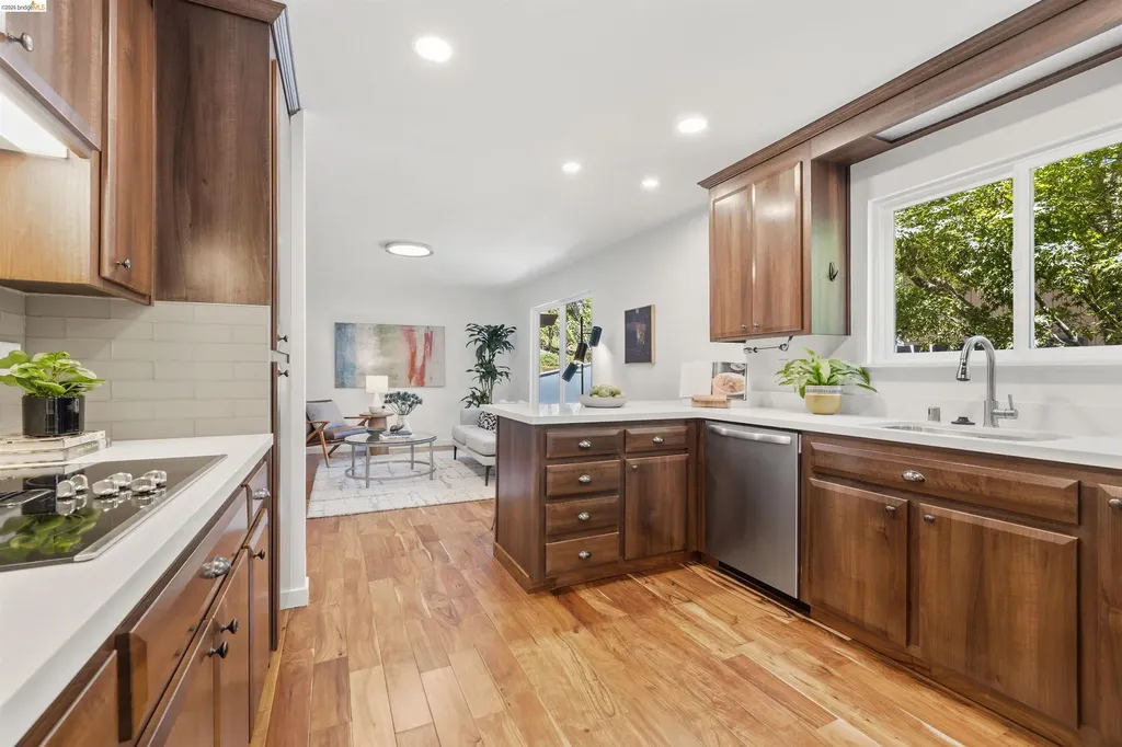 6763 Pinehaven Road Oakland CA 94611