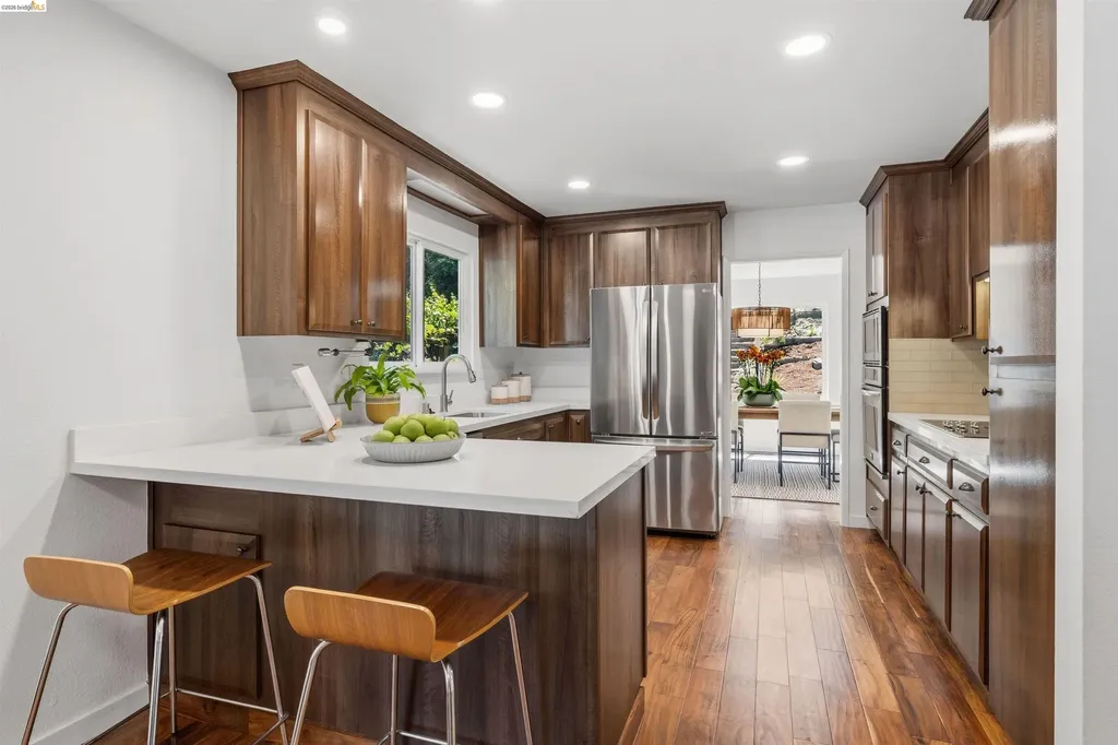 6763 Pinehaven Road Oakland CA 94611