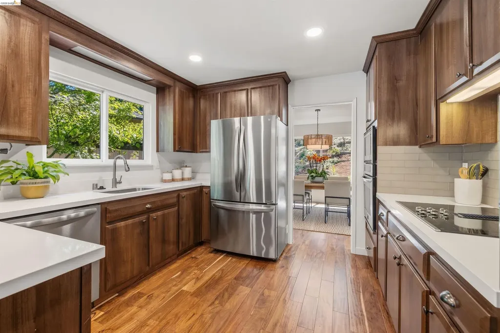 6763 Pinehaven Road Oakland CA 94611