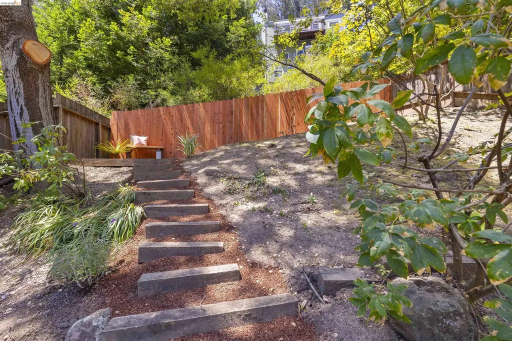 6763 Pinehaven Road Oakland CA 94611