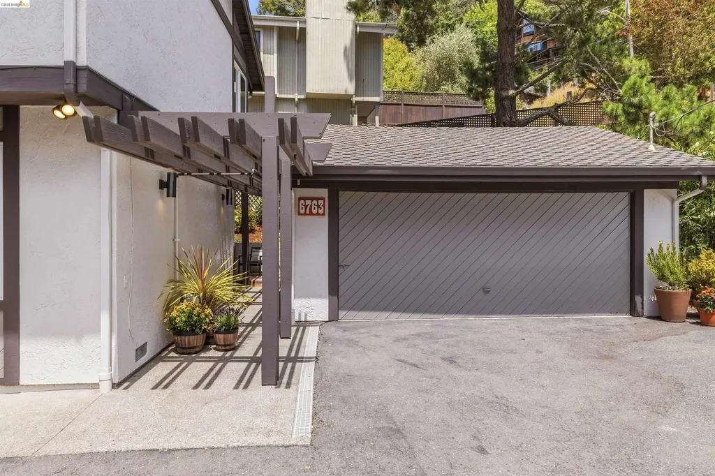 6763 Pinehaven Road Oakland CA 94611