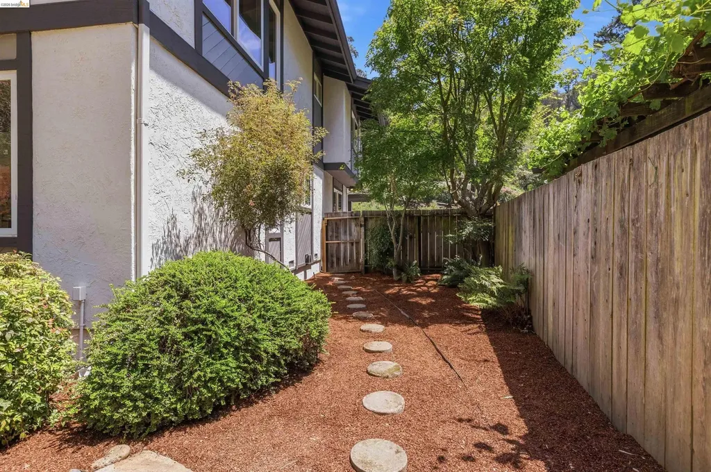 6763 Pinehaven Road Oakland CA 94611