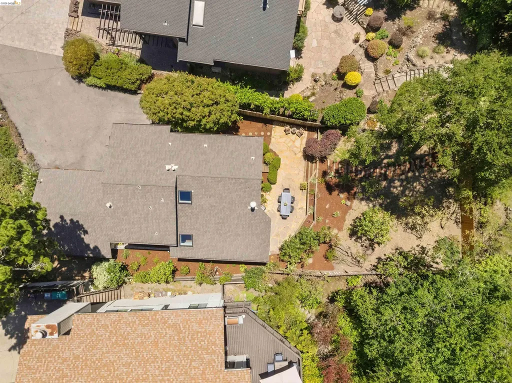 6763 Pinehaven Road Oakland CA 94611
