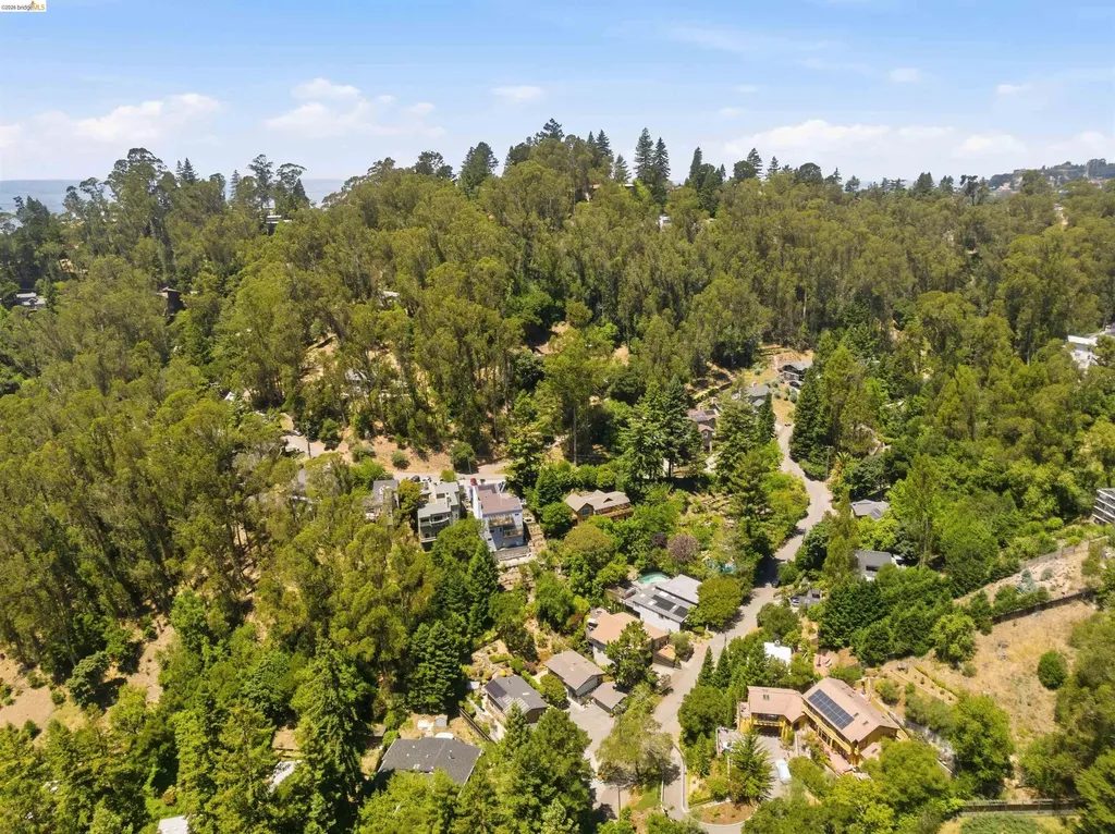 6763 Pinehaven Road Oakland CA 94611