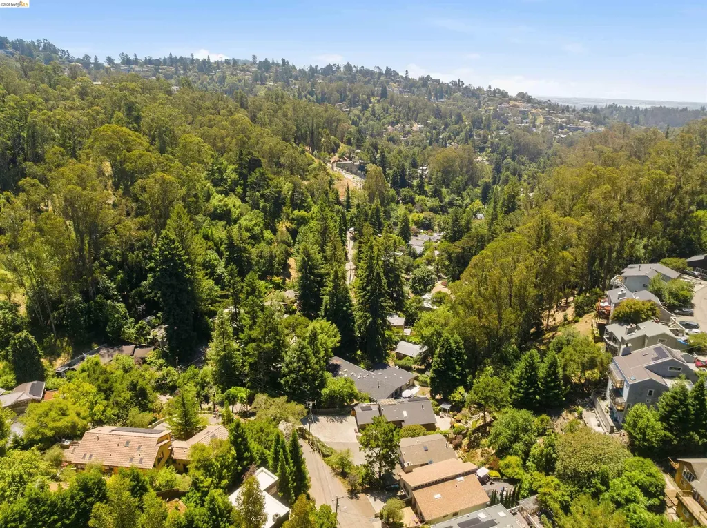 6763 Pinehaven Road Oakland CA 94611