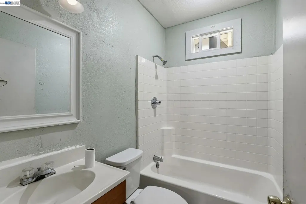1735 Auseon Avenue Oakland CA 94621