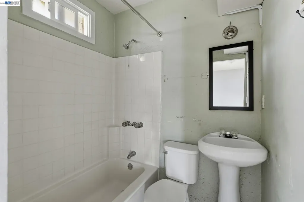 1735 Auseon Avenue Oakland CA 94621