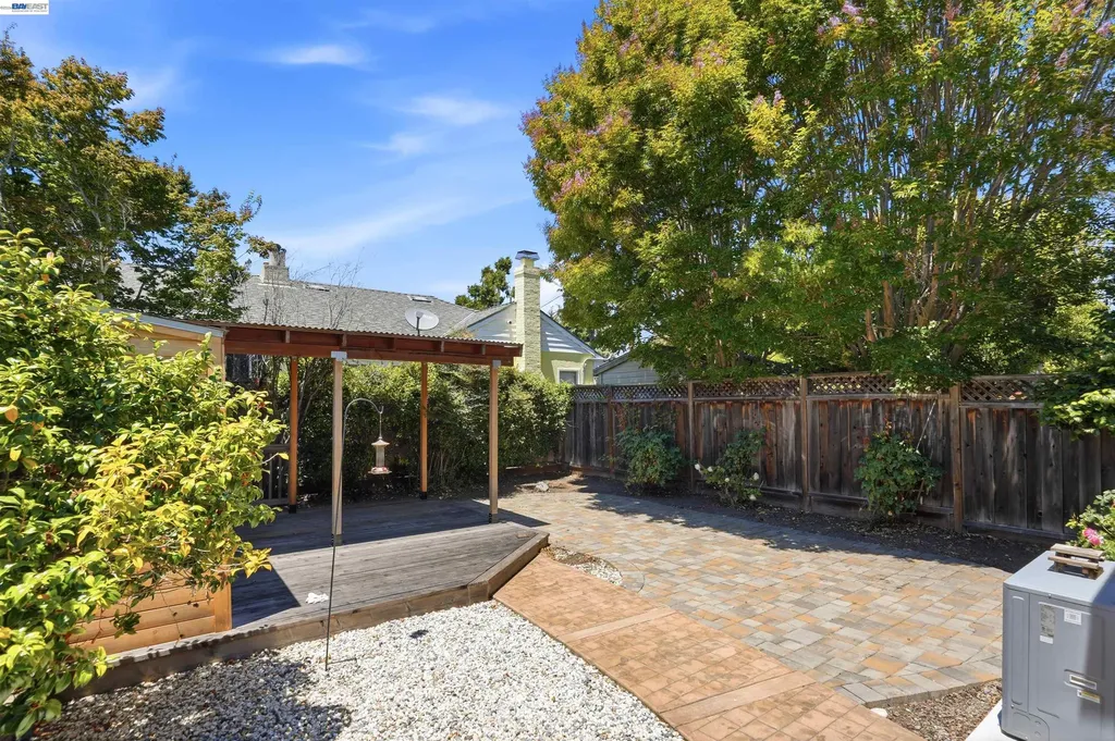 1095 Peach Street Alameda CA 94501