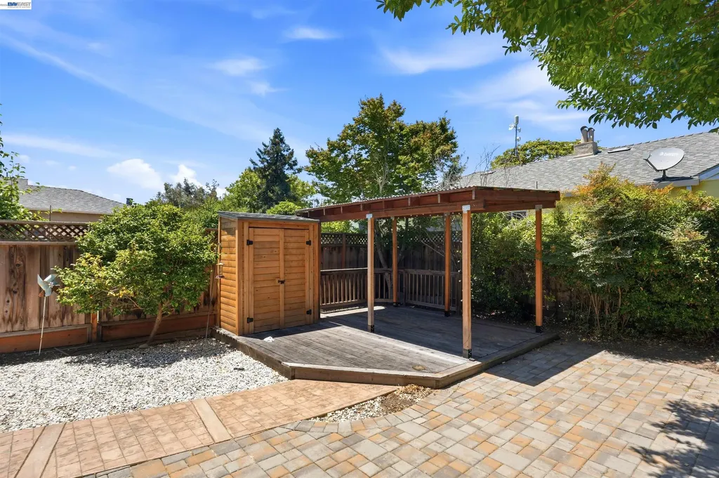 1095 Peach Street Alameda CA 94501