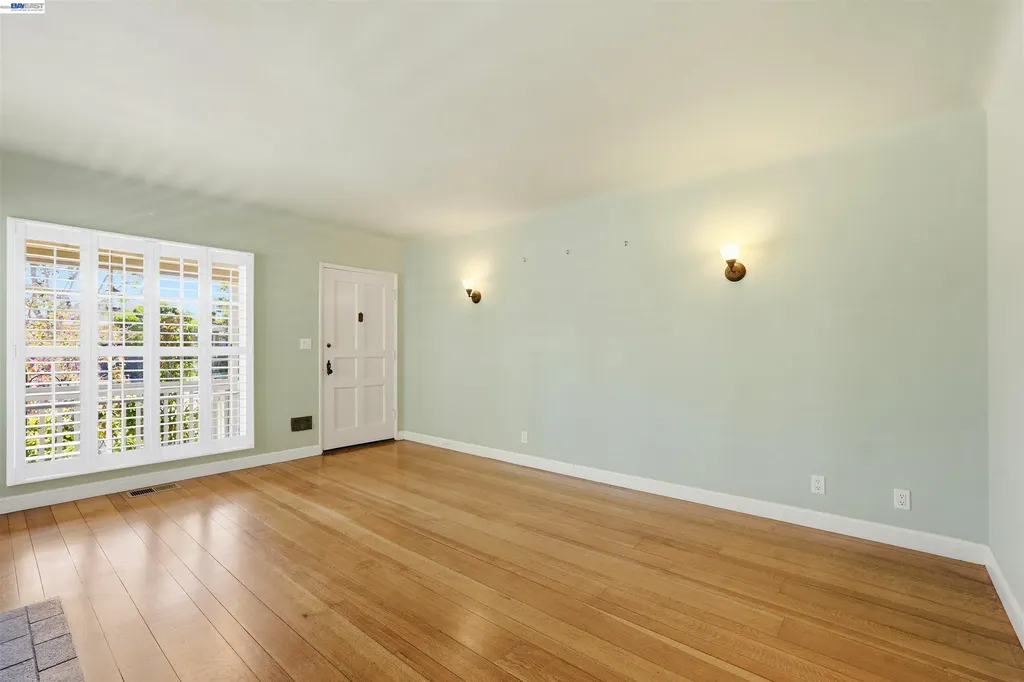 1095 Peach Street Alameda CA 94501