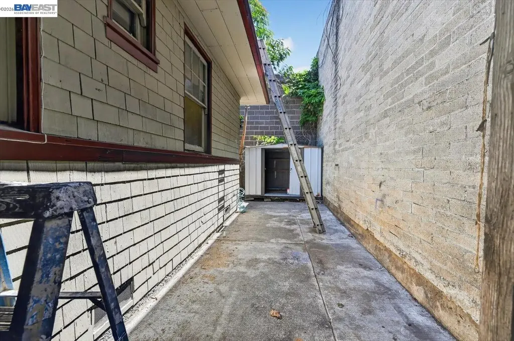 950 Loomis Court Oakland CA 94606