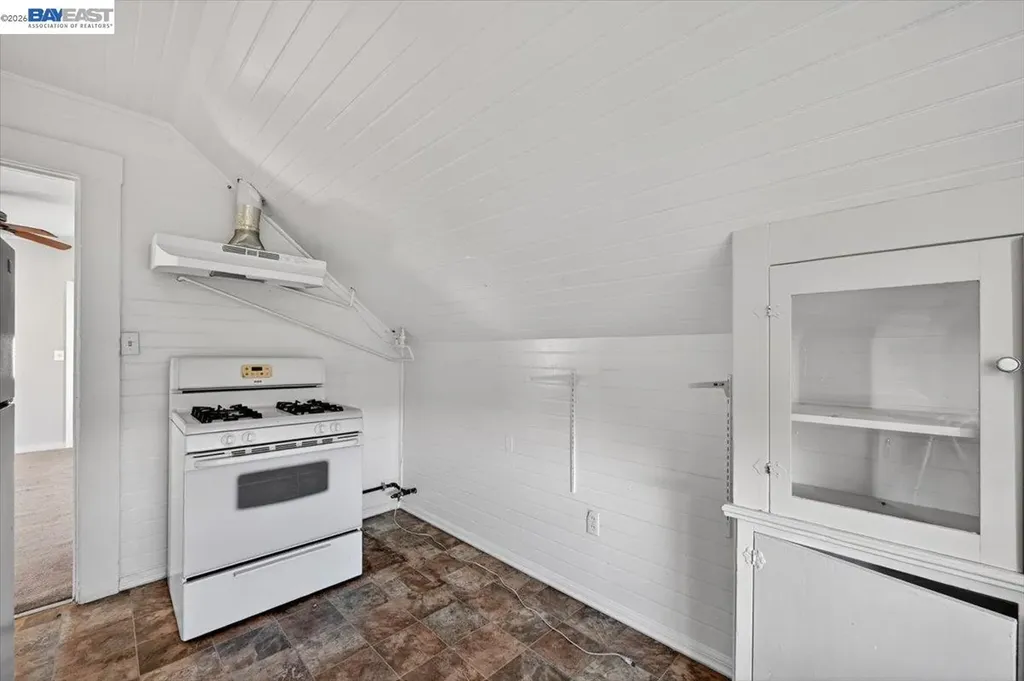 950 Loomis Court Oakland CA 94606
