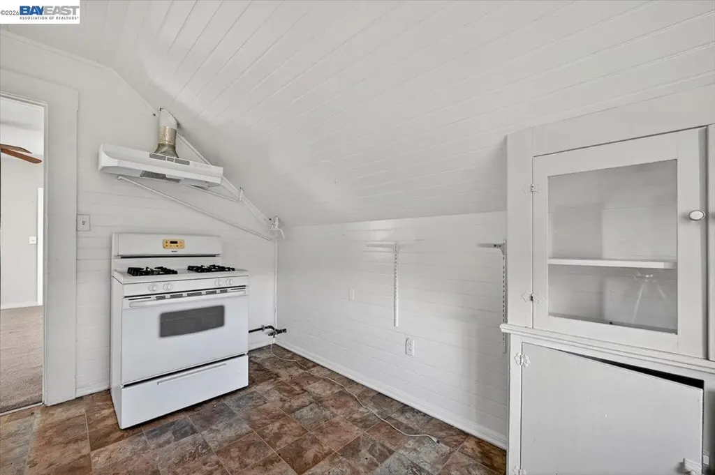 950 Loomis Court Oakland CA 94606