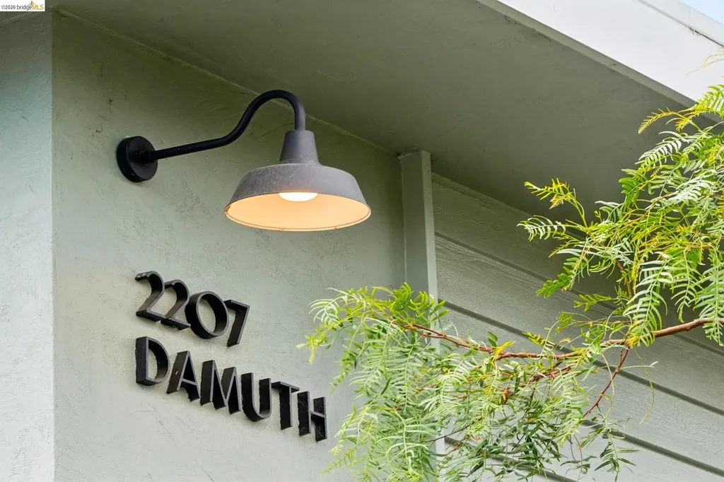2207 Damuth Street Oakland CA 94602