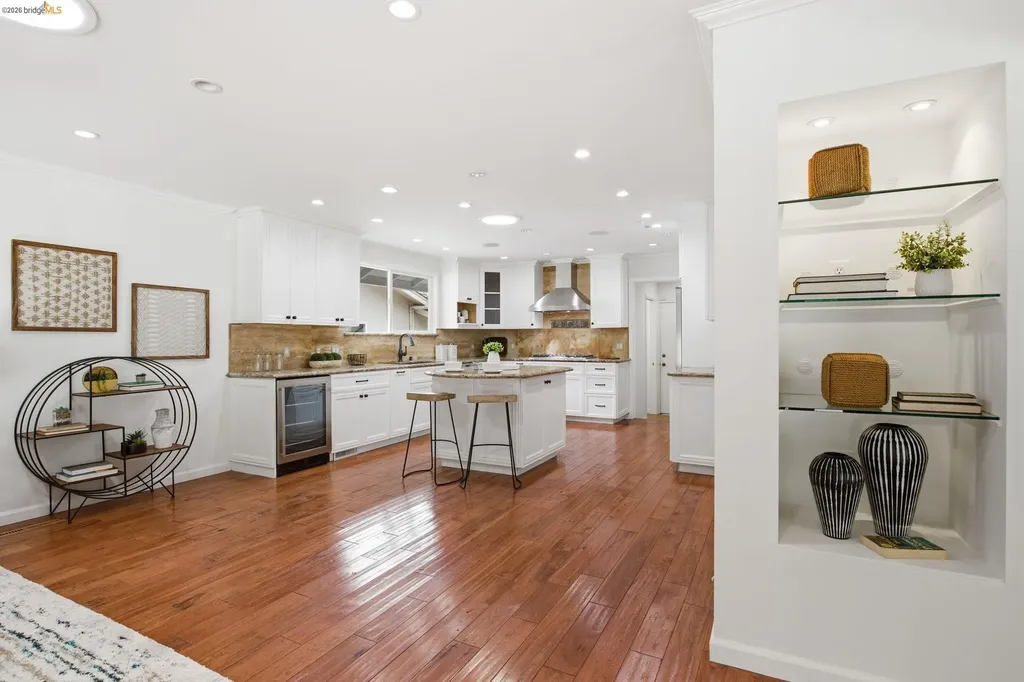 8170 Surrey Lane Oakland CA 94605