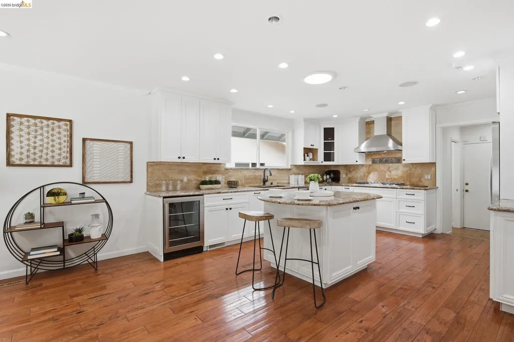 8170 Surrey Lane Oakland CA 94605