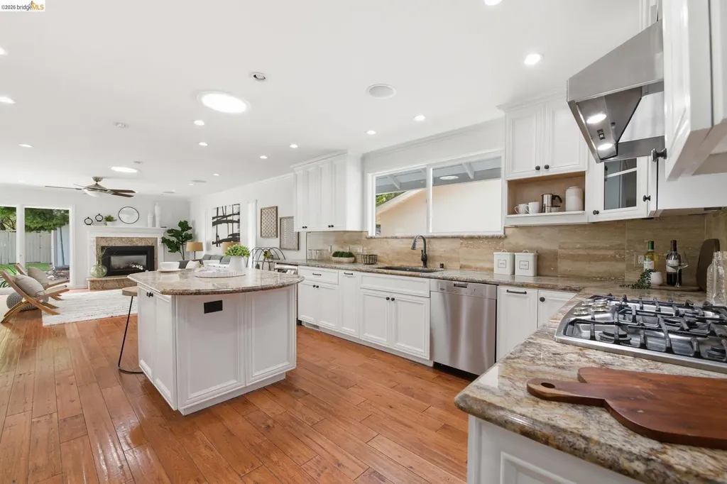 8170 Surrey Lane Oakland CA 94605