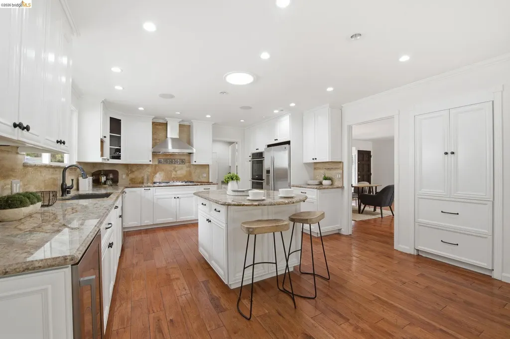 8170 Surrey Lane Oakland CA 94605