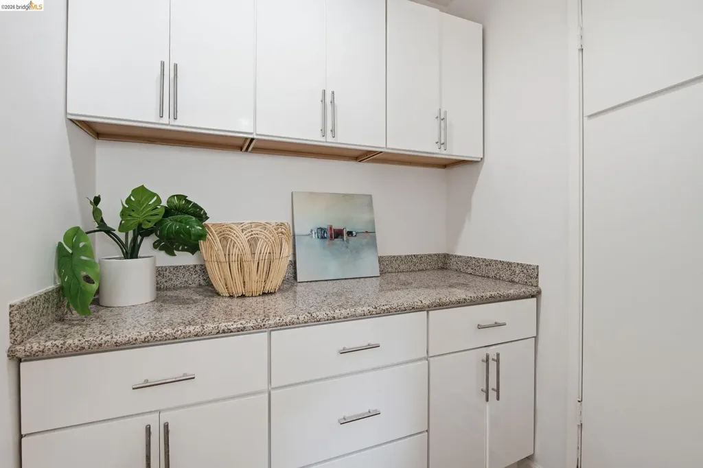 8170 Surrey Lane Oakland CA 94605