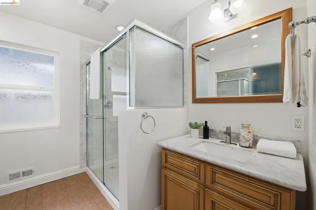 8170 Surrey Lane Oakland CA 94605