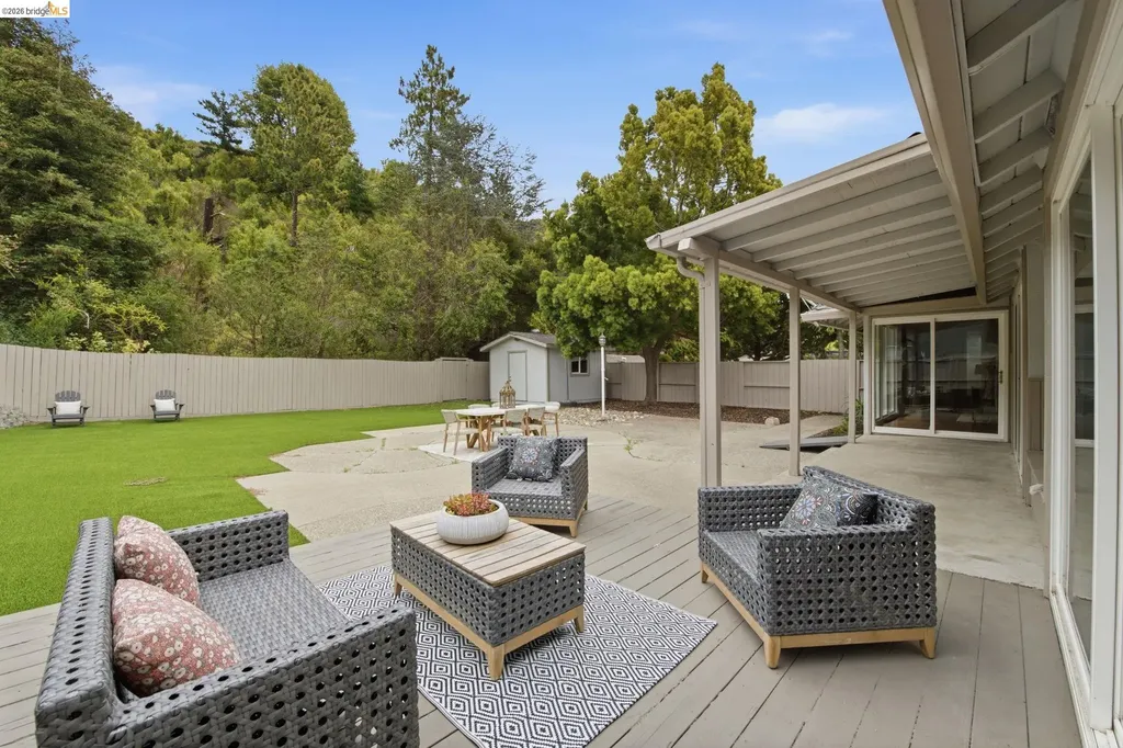 8170 Surrey Lane Oakland CA 94605