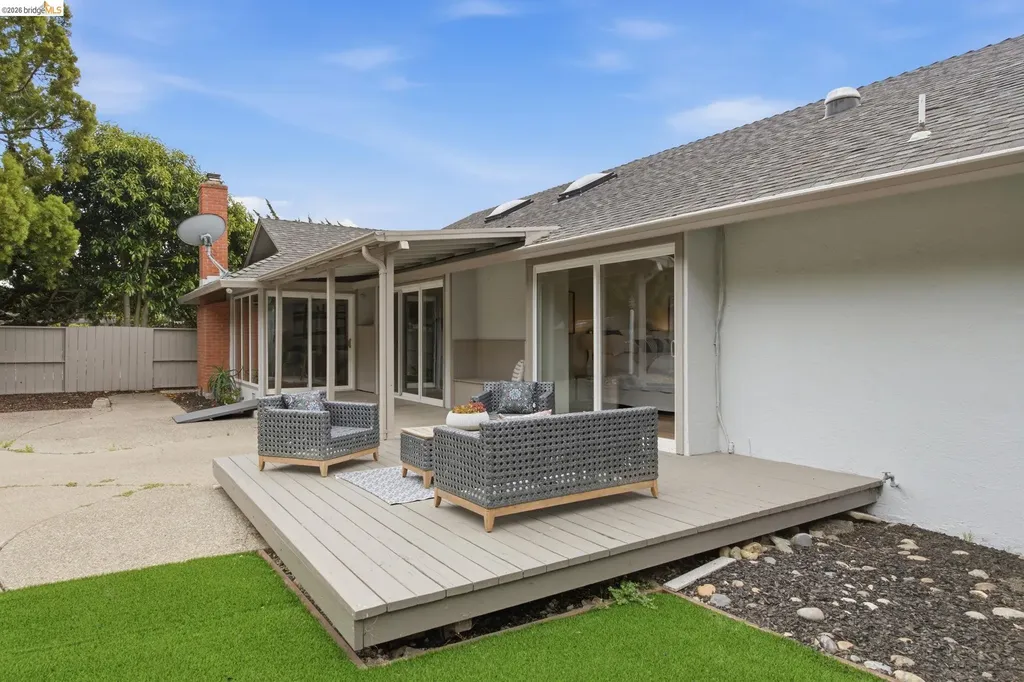 8170 Surrey Lane Oakland CA 94605