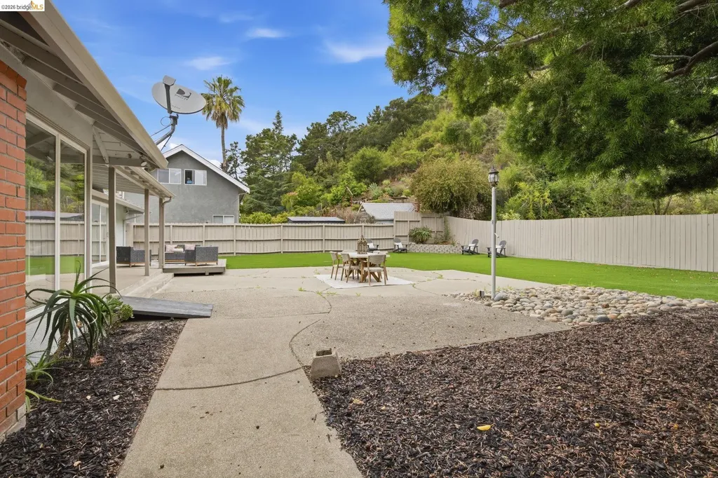 8170 Surrey Lane Oakland CA 94605